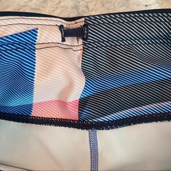 Athleta Leggings Women’s Size Medium Tall Electric Geo Sonar Capri Leggings - Picture 8 of 9